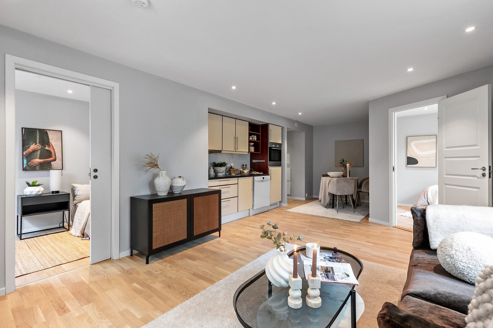 Hele leiligheten har fått ny parkett, noe som gir et helhetlig og moderne uttrykk. Tidløse farge- og materialvalg bidrar til et stilrent interiør. Galleribilde