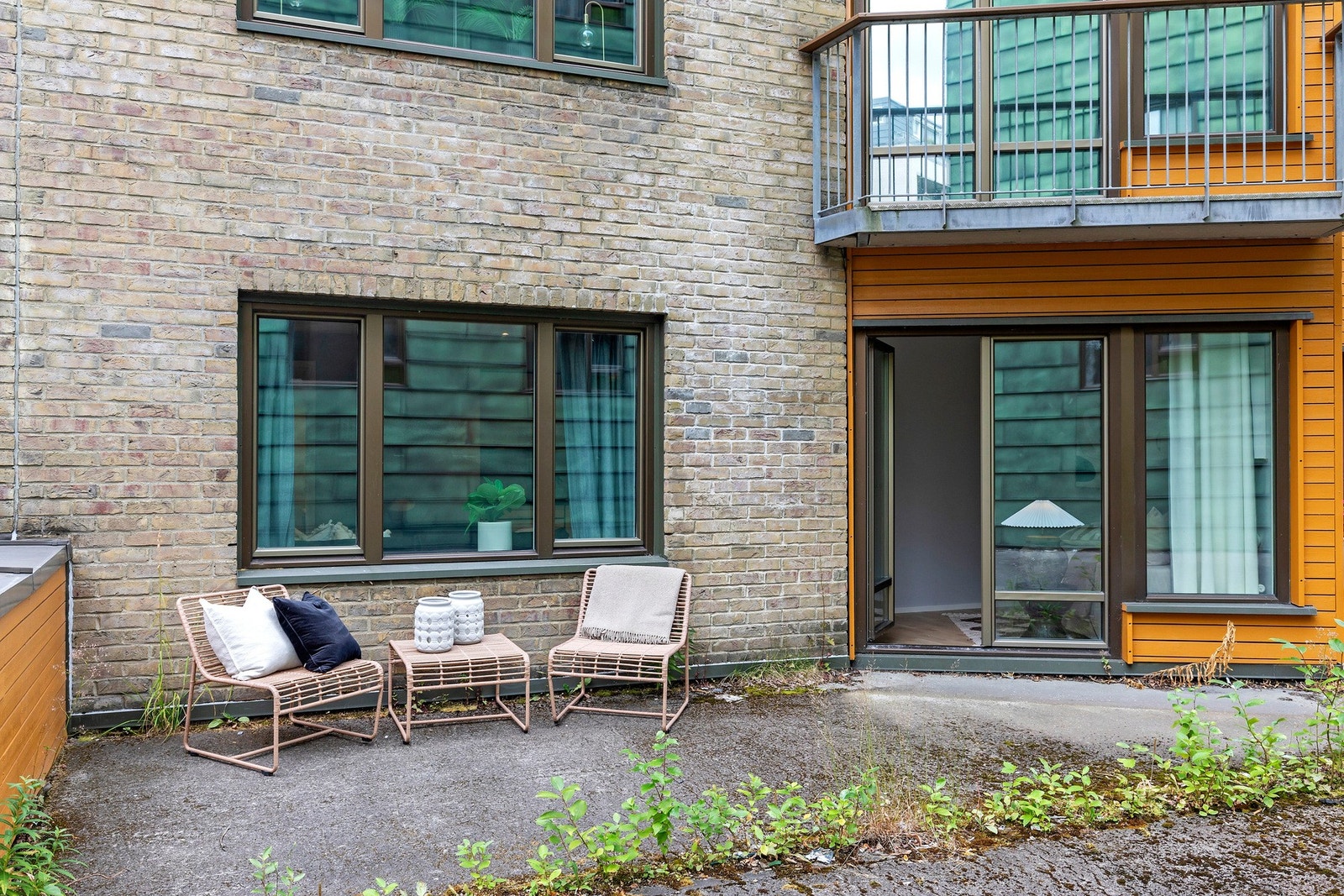 Fra dette soverommet er det direkte utgang til et uteområde med plass til utemøblering. Galleribilde