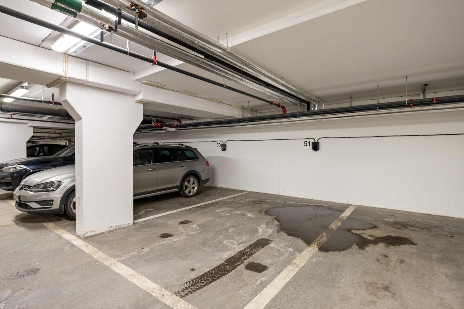 Ekstra stor parkeringplass i felles garasjekjeller. Galleribilde