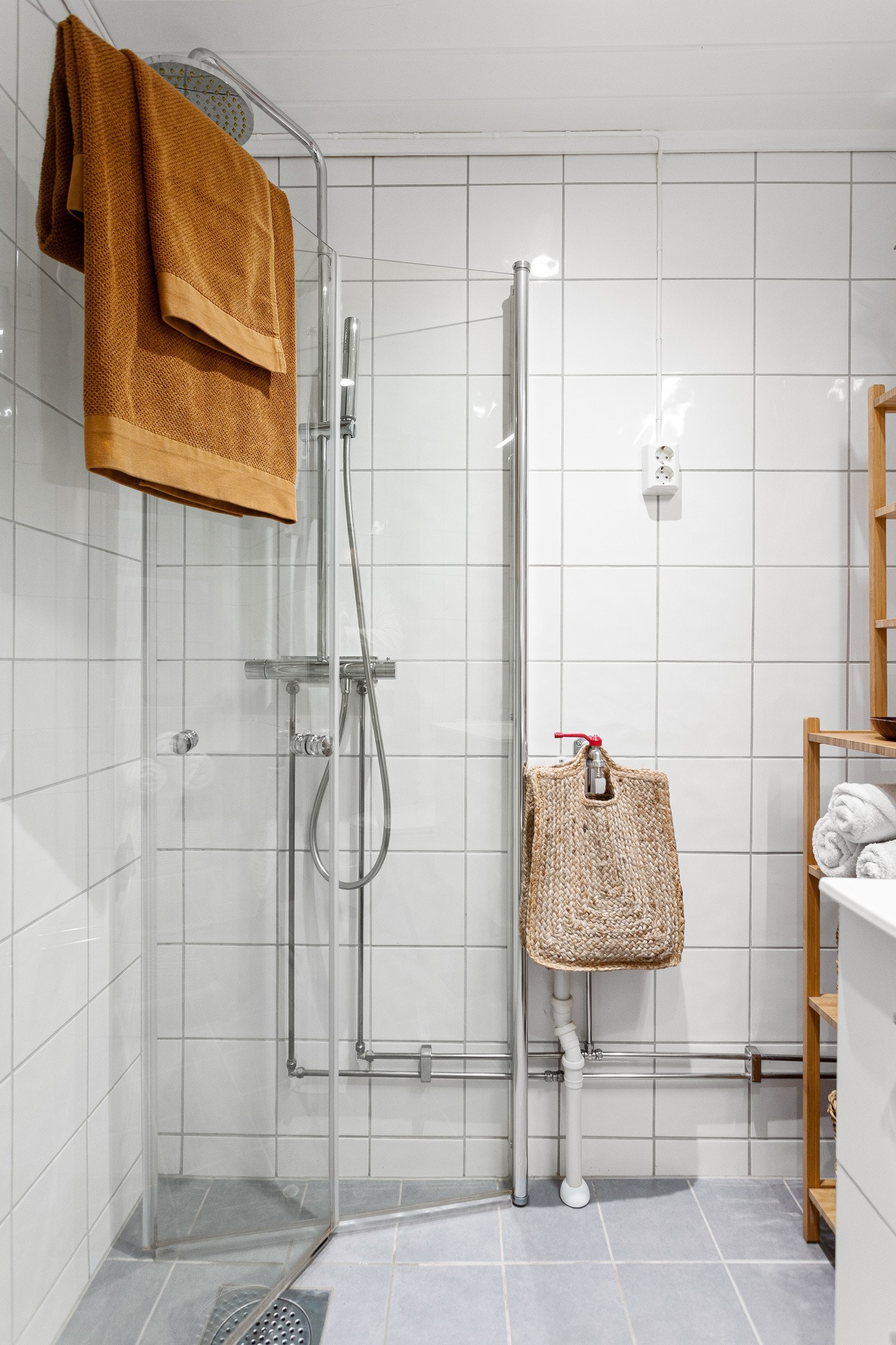 Det er opplegg for vaskemaskin, noe som gir praktiske løsninger for hverdagen Galleribilde