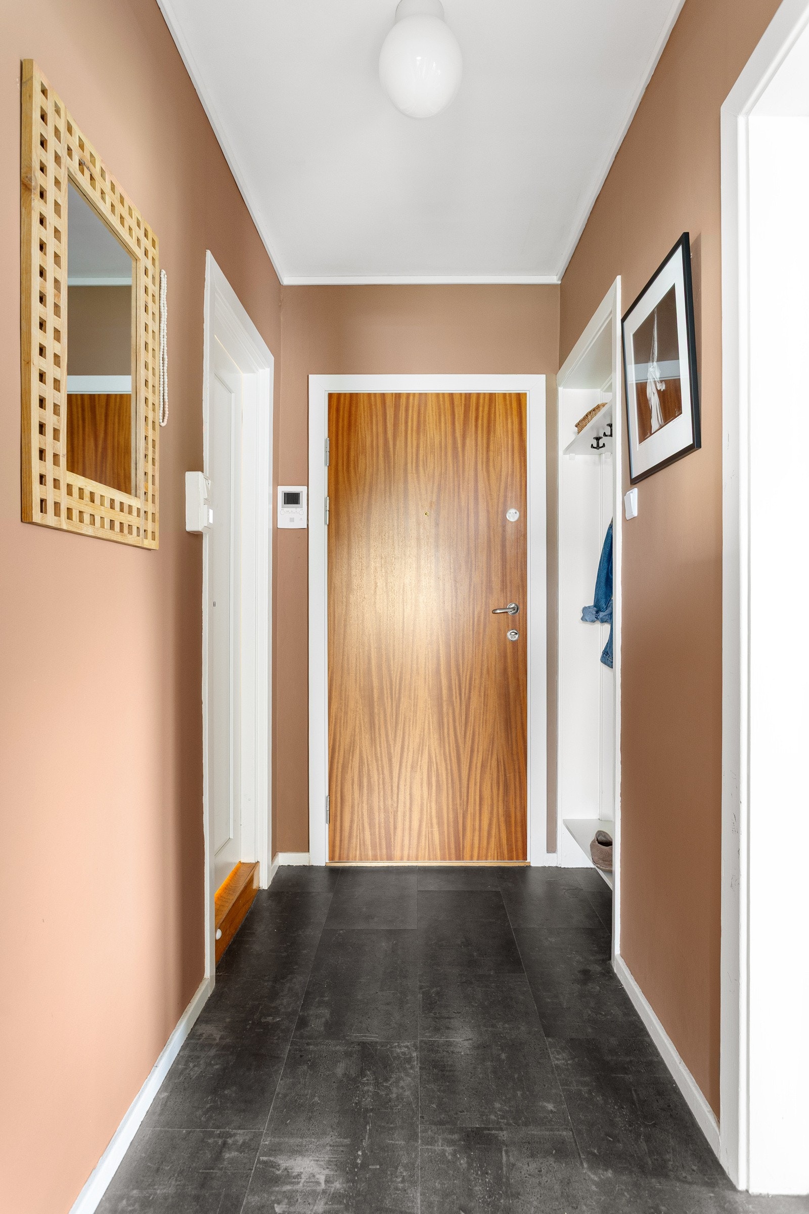 Gulvet er flislagt, og fører deg til alle boligens rom Galleribilde