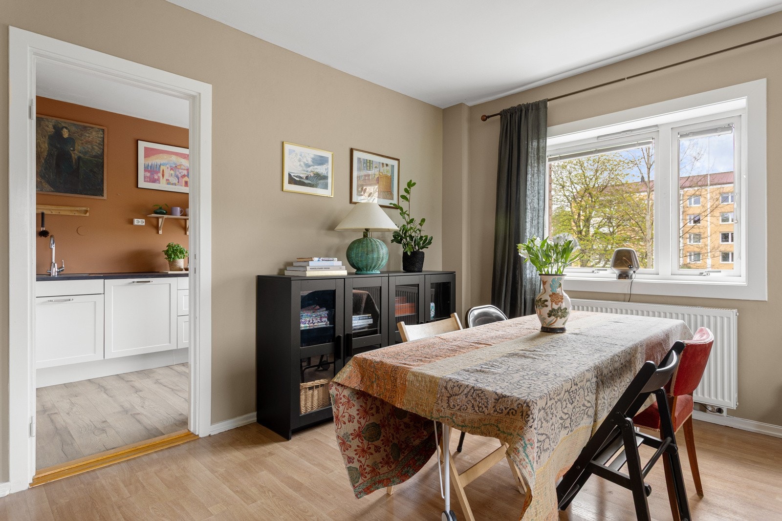 Innerst i stuen er det plass til en spisegruppe, hvor man kan nyte en bedre middag med gode venner Galleribilde