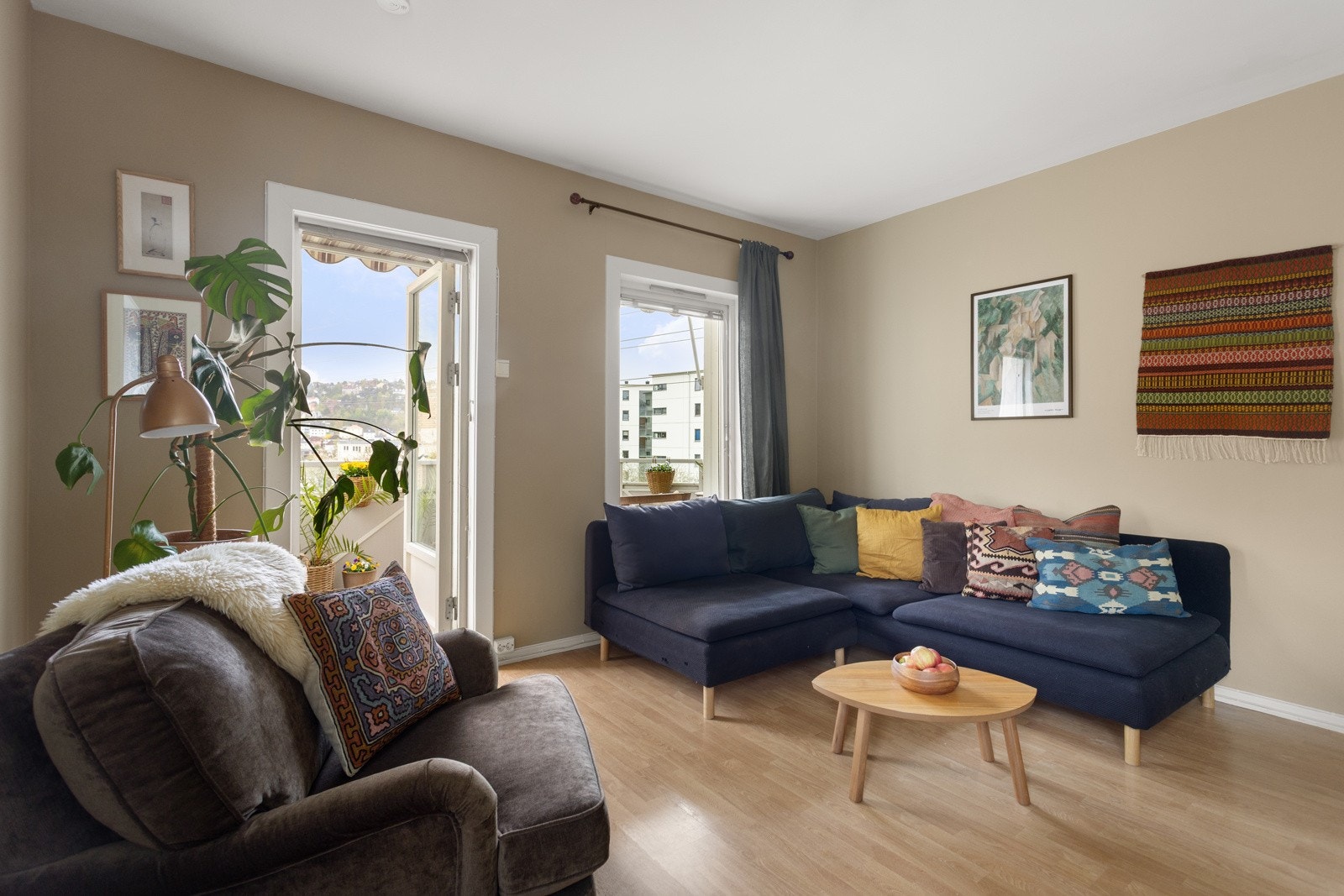 Stuen er romslig og praktisk utformet med god plass til flere soner Galleribilde