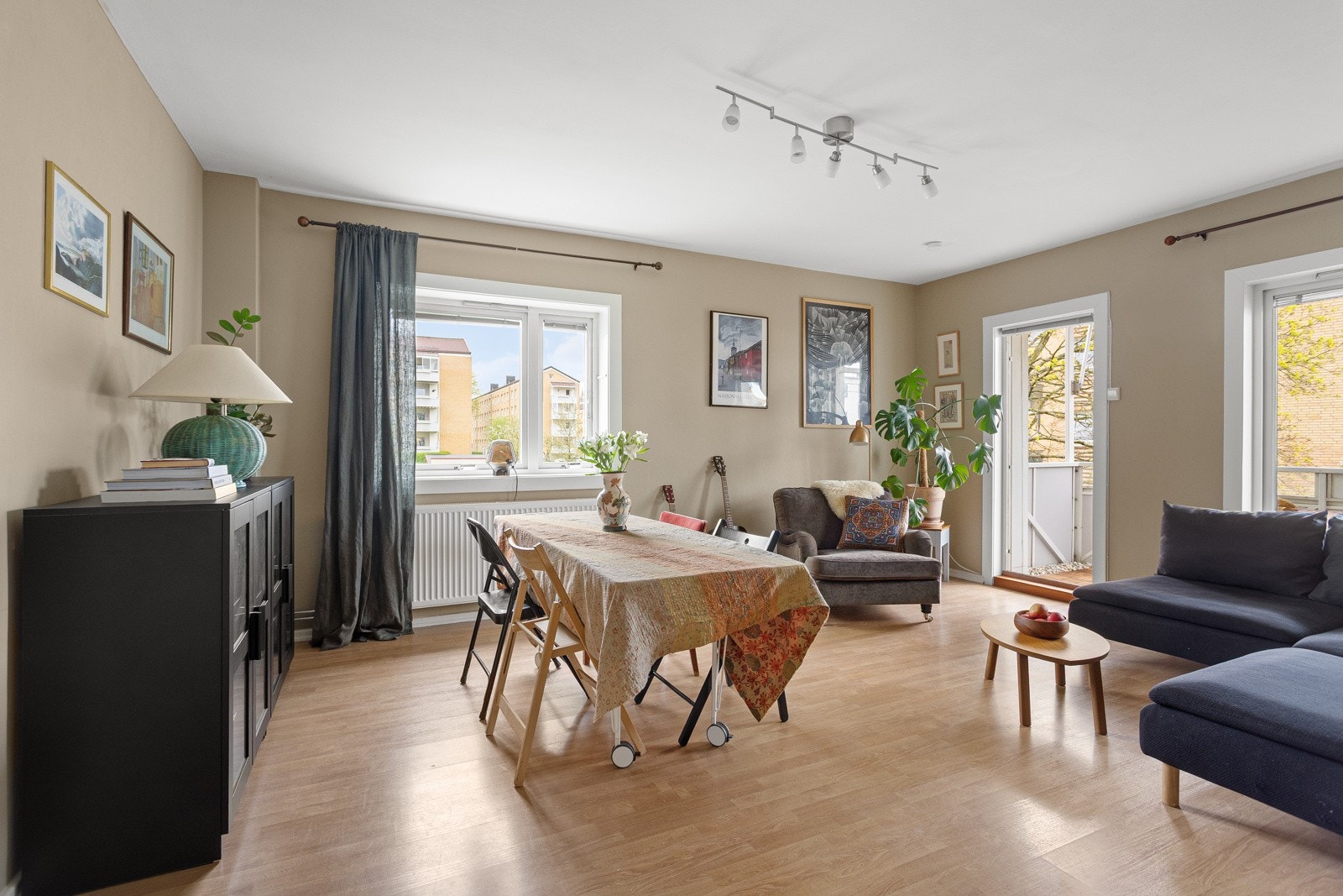 Store vindusflater slipper inn mye lys i stuen Galleribilde