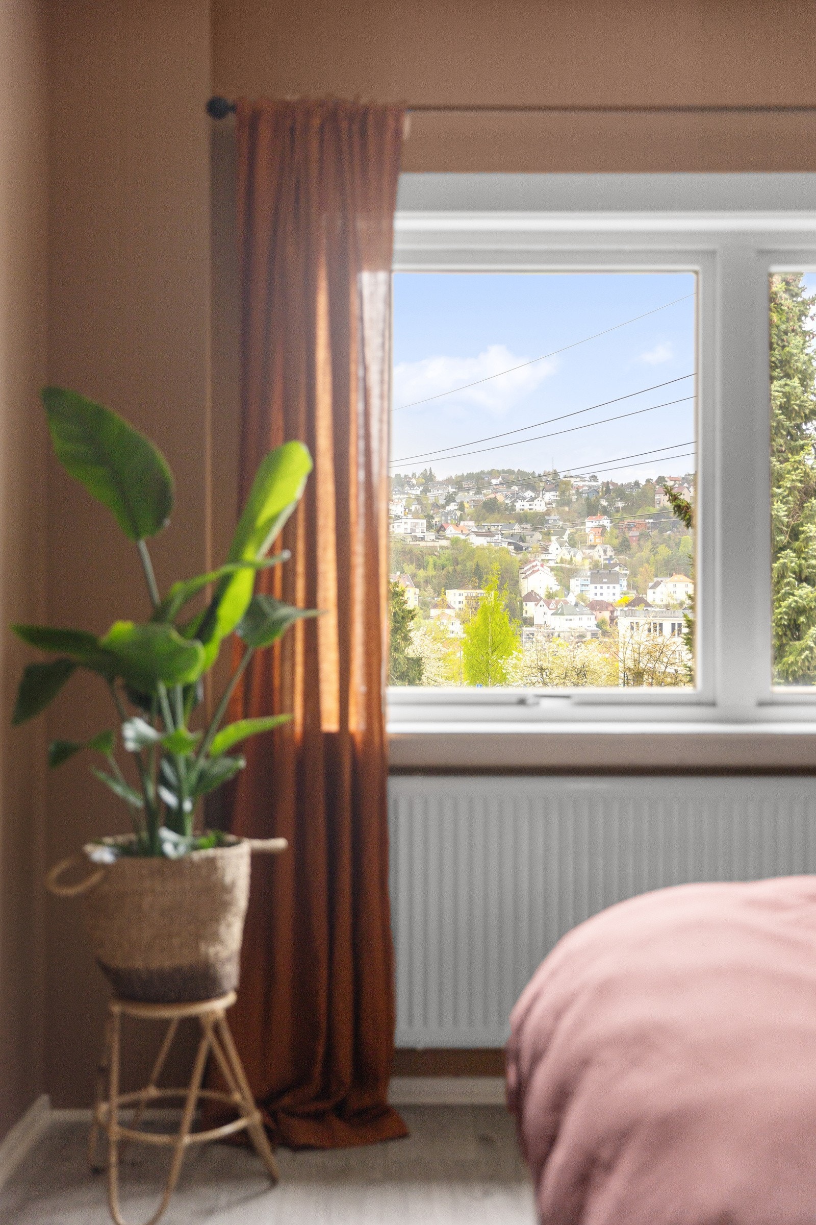 Vinduet sørger for godt med naturlig lys, noe som gir en åpen og luftig følelse Galleribilde