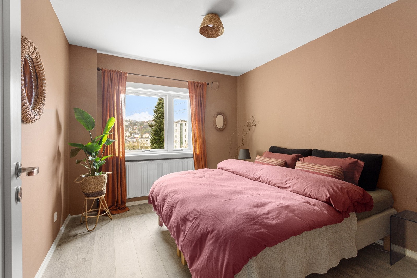 Soverommet er romslig, med god plass til dobbeltseng og annet møblement Galleribilde