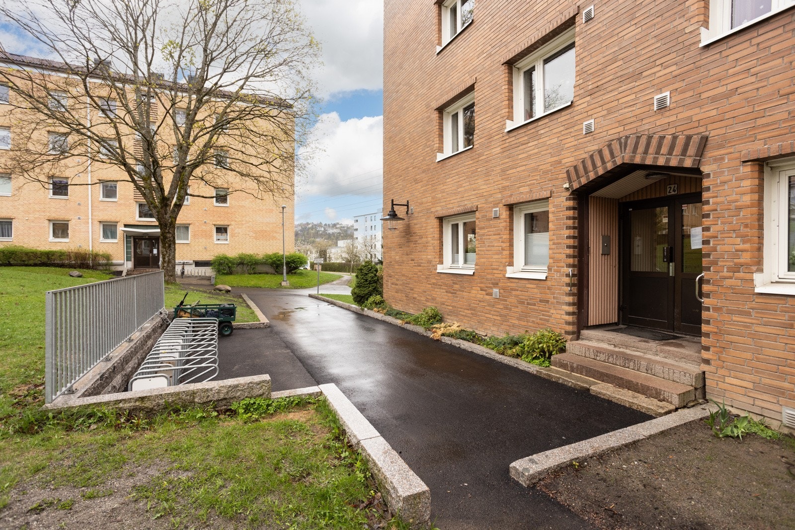 Uteområdene er preget av store grøntområder med asfalterte veier Galleribilde