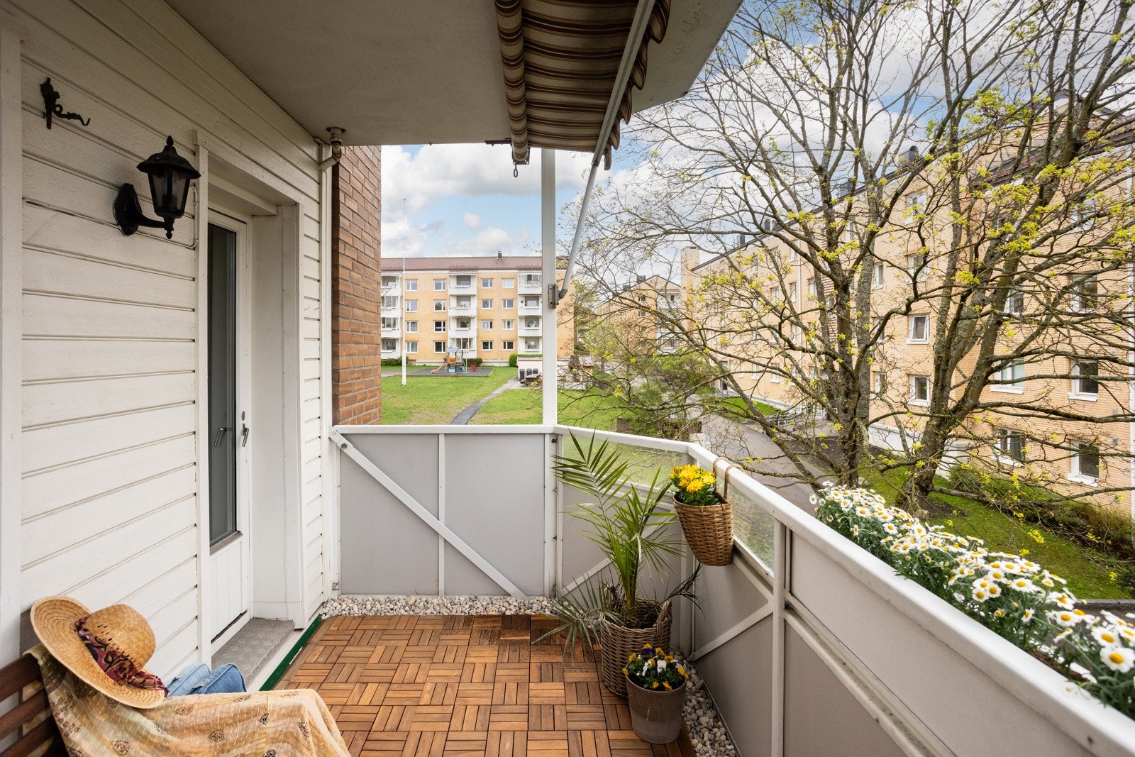 Balkongen har en praktisk markise, som gir ly for de varmeste sommerdagene, og de våteste regnværsdagene Galleribilde