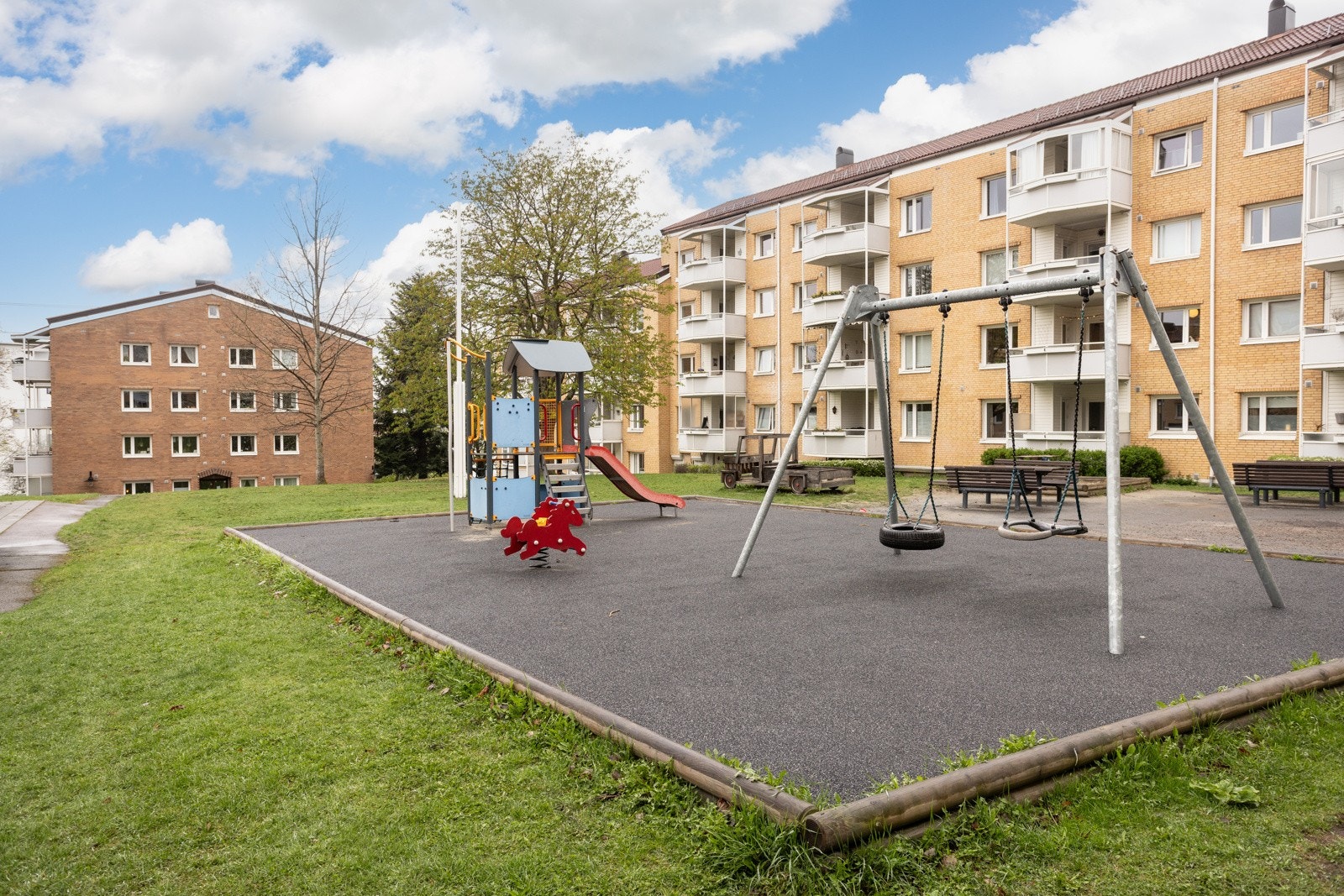 På tomten finner man både lekestativ for barn, benker og egen bålplass for sosiale sammenkomster Galleribilde