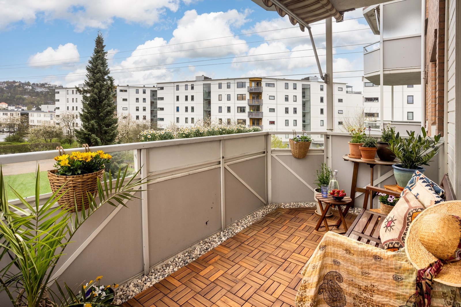 Lys og luftig balkong med fritt utsyn Galleribilde