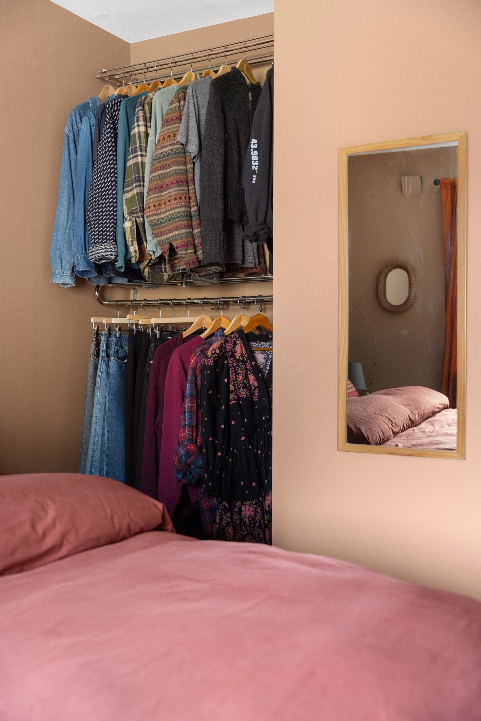 I hjørnet av rommet er et en praktisk garderobeløsning til klær Galleribilde