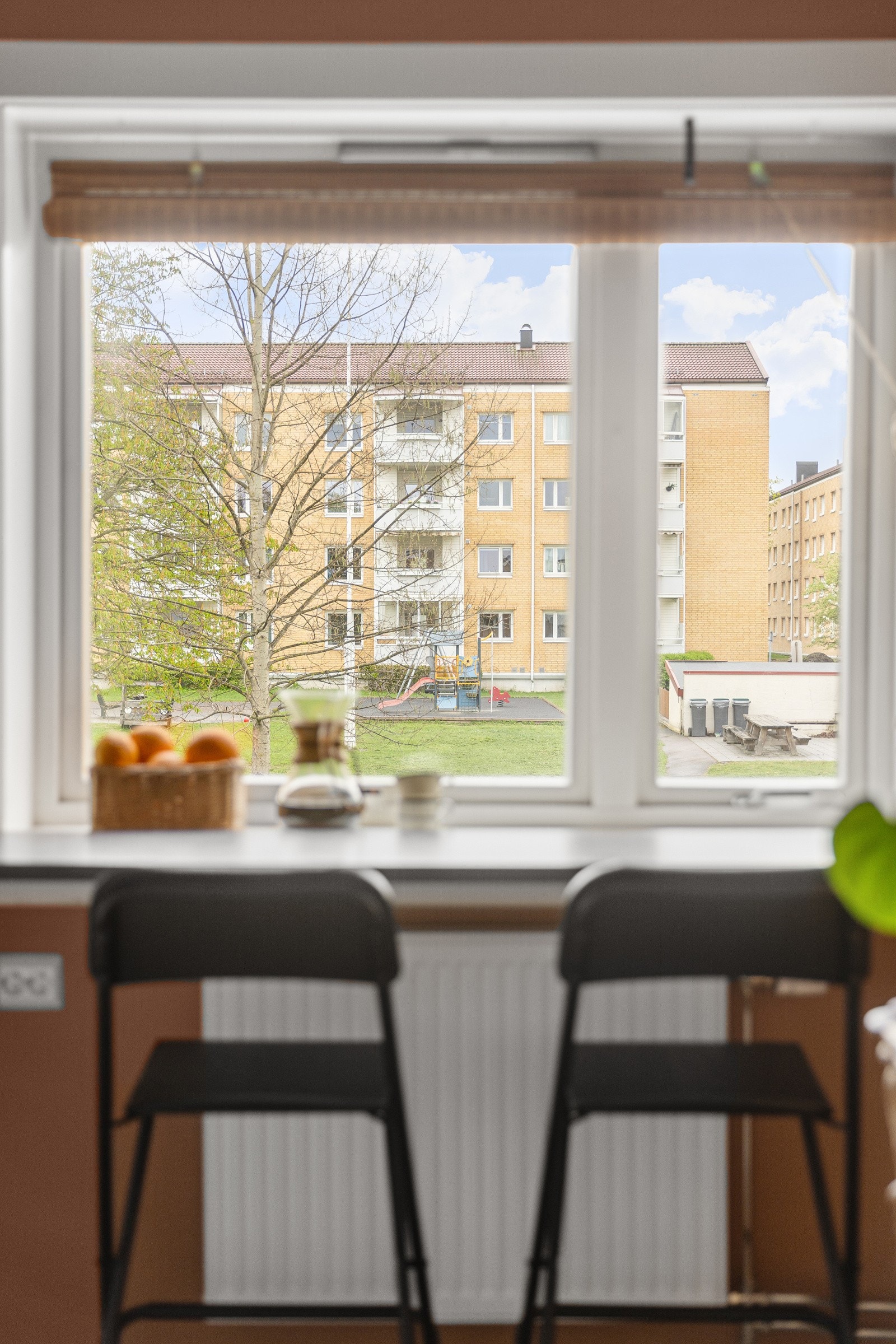 Ved vinduet er det satt opp en bar-løsning, et perfekt sted å nyte en god frokost, i en travel hverdag Galleribilde