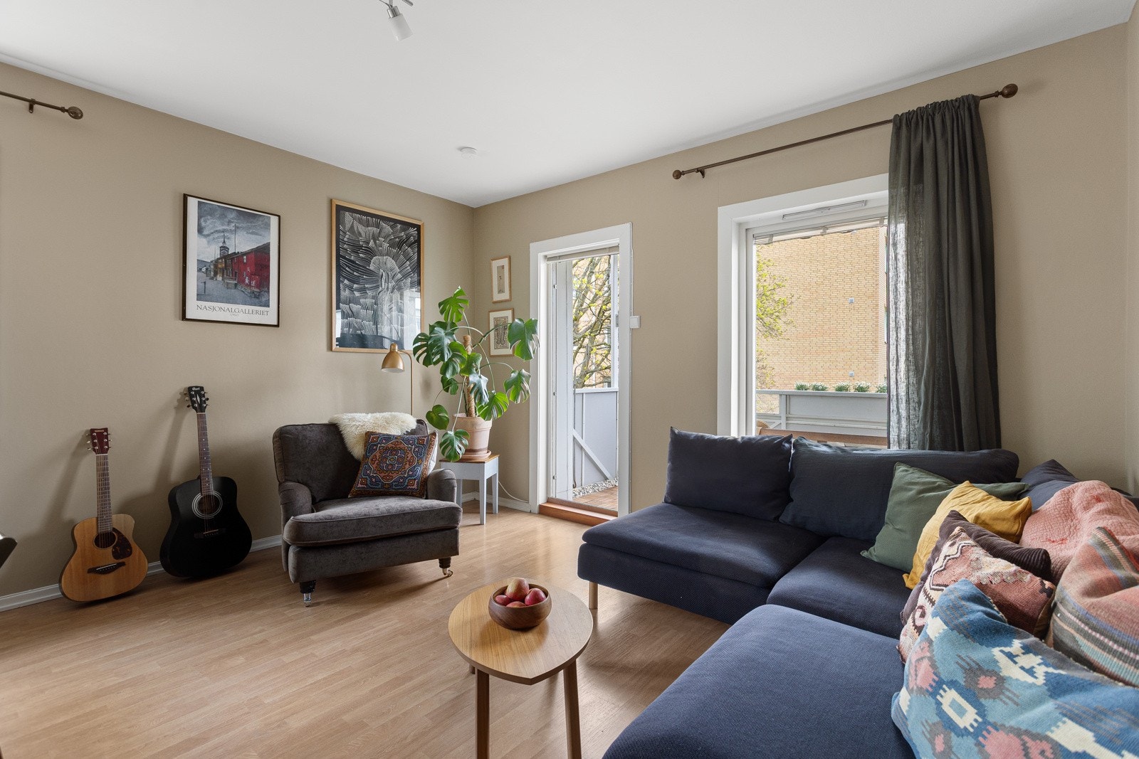 Godt med lys inn i stuen Galleribilde