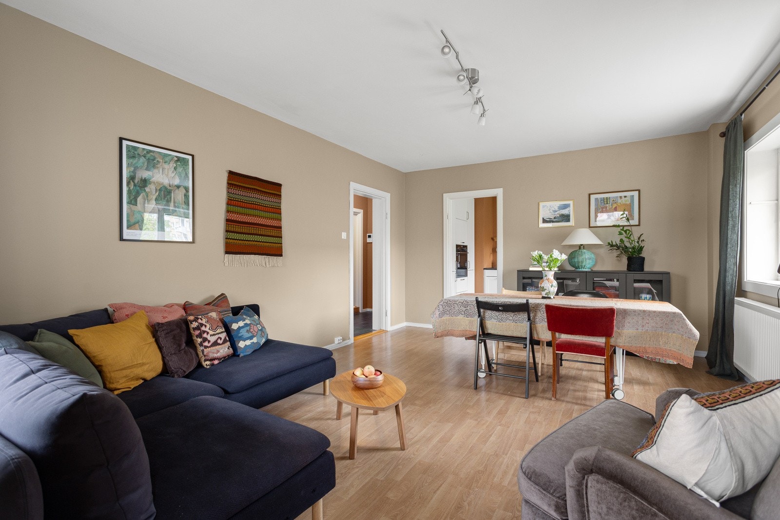 Gulvet har en slitesterk laminatoverflate, og vegger og tak er malt i lyse farger som gir et nøytralt og innbydende preg Galleribilde