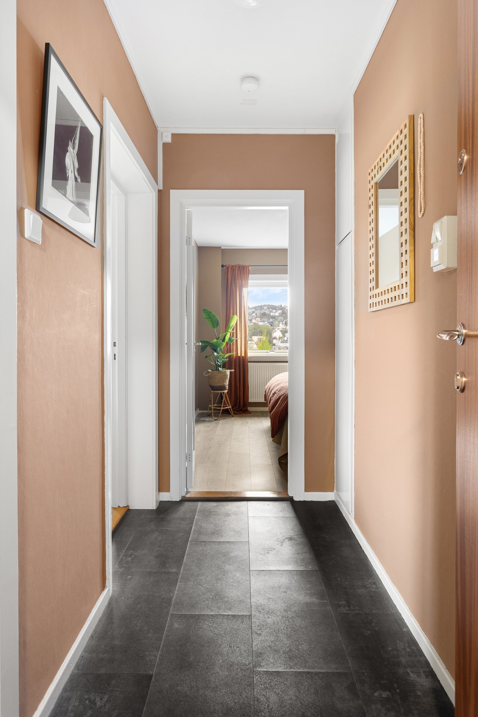 Boligens entre er malt i en lysebrun tone, noe som gir deg et spennende førsteinntrykk Galleribilde