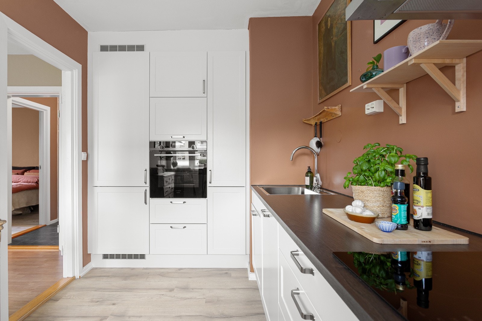 Kjøkkenet har oppvaskmaskin med matchende front, og kjøleskap med kjøl og frys Galleribilde