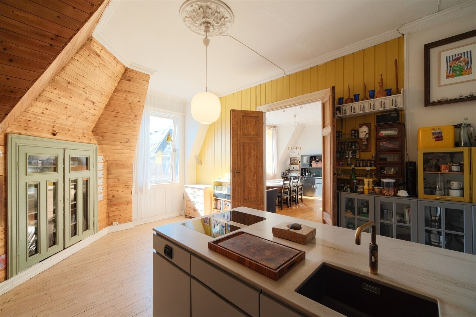 Raus takhøyde i hovedkjøkken som er målt til hele 3,26 meter Galleribilde