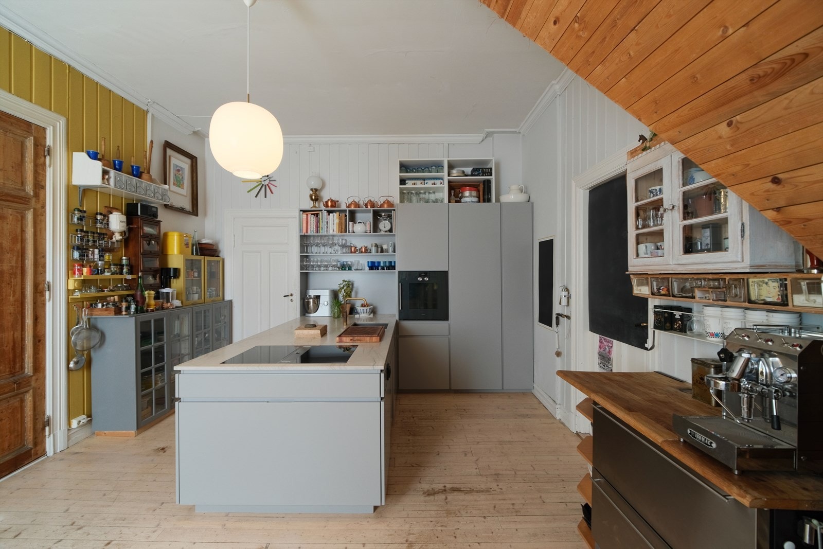 Stekeovn, platetopp, kjøl/frys og oppvaskmaskin er integrert i innredningen Galleribilde