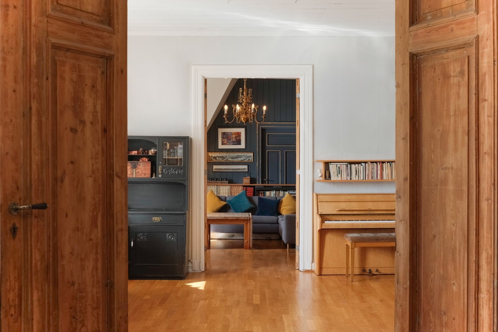 Store fløydører med stuer på rad - takhøyde på over 3 meter i flere rom Galleribilde