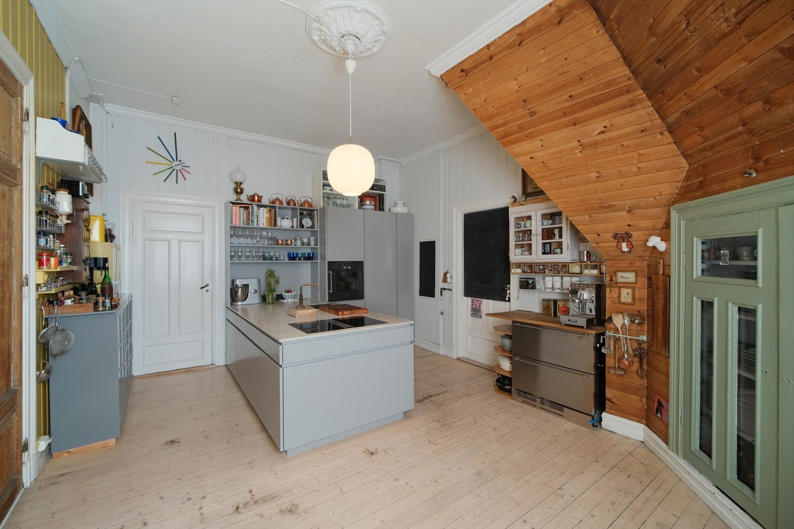 Boform kjøkken med glatte fronter og benkeplate av stein. Kjøkkeninnredningen er fra 2017/2018 Galleribilde