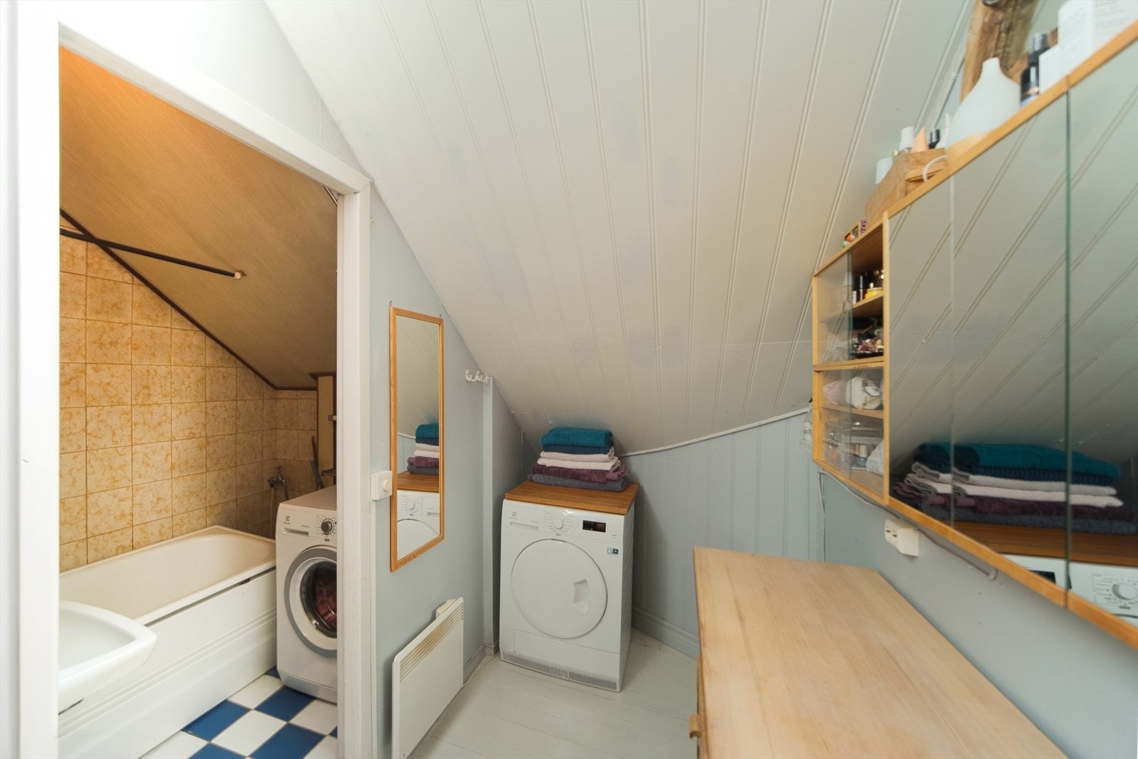 Baderom 2 har flislagt gulv og vegger er belagt vekselvis med fliser og baderomspanel Galleribilde