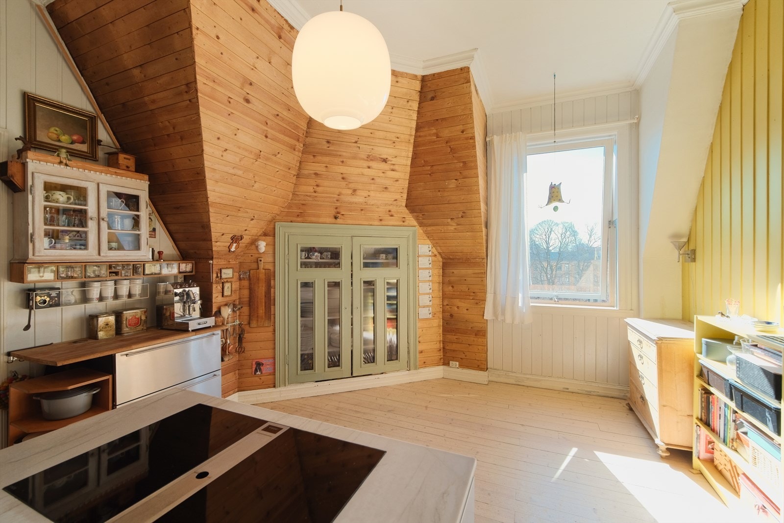 Leiligheten ligger flott til i 4. etasje (toppetasjen) i en av Frogners grønneste og roligste gater Galleribilde