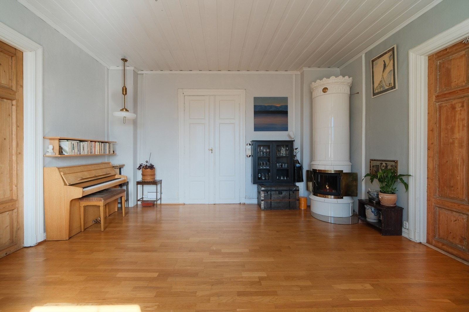 Leiligheten har flere klassiske detaljer som kakkelovn og originale dører Galleribilde