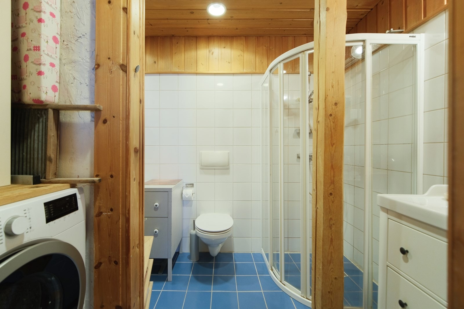 Baderommet har flislagte overflater med varme i gulv Galleribilde