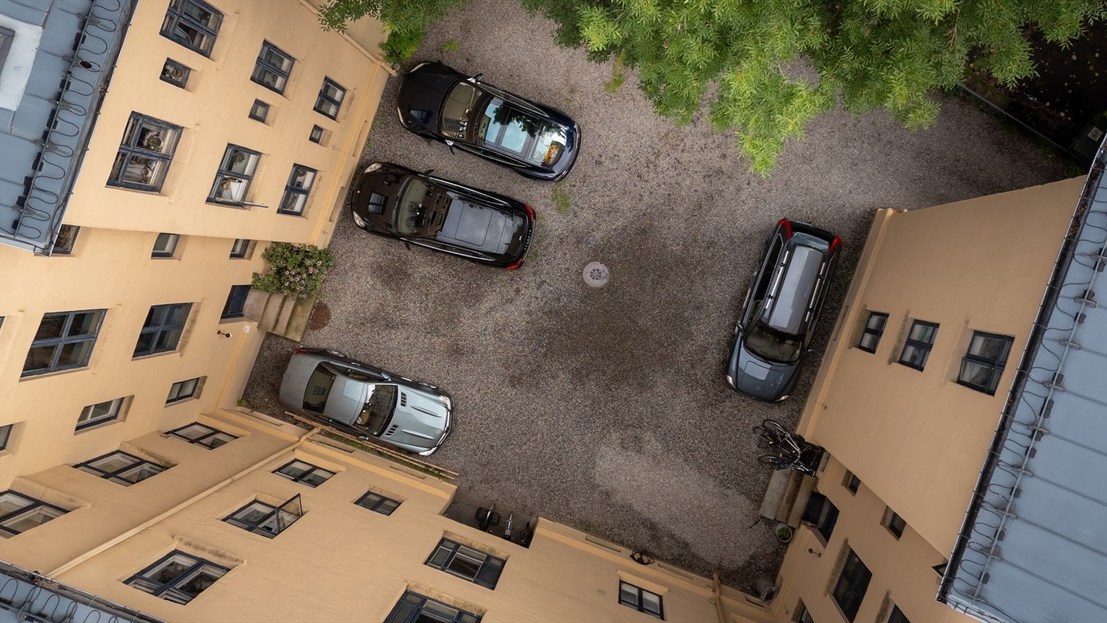 Sameiet har 11 stk. parkeringsplasser i bakgård hvor hver seksjon har rett på en plass Galleribilde