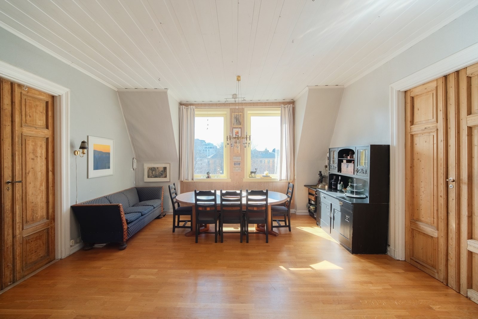 I hovedstuen er det store vindusflater som bidrar til gode innvendige lysforhold Galleribilde