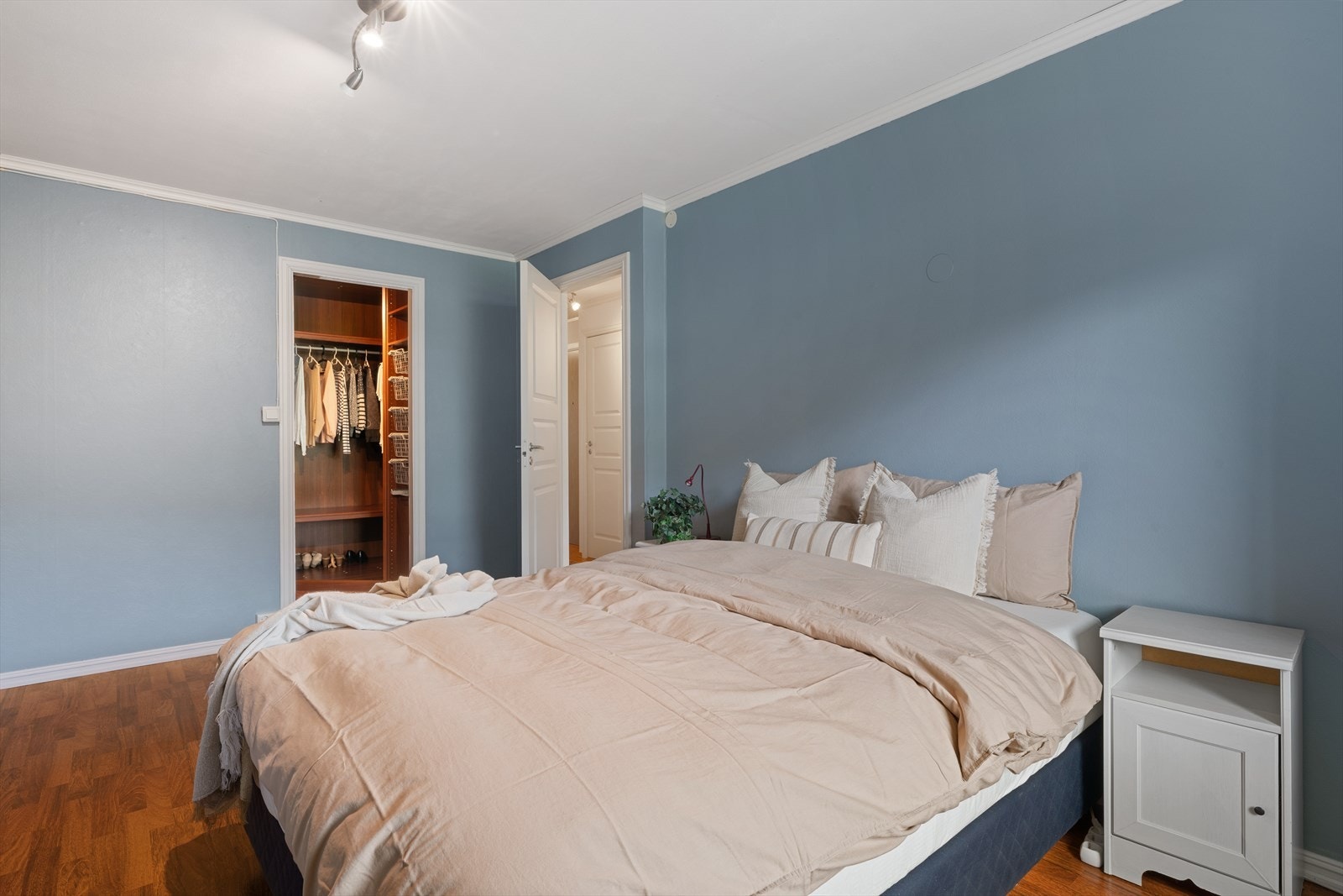 - Soverommet har eget walk-in-closet(!) - Galleribilde