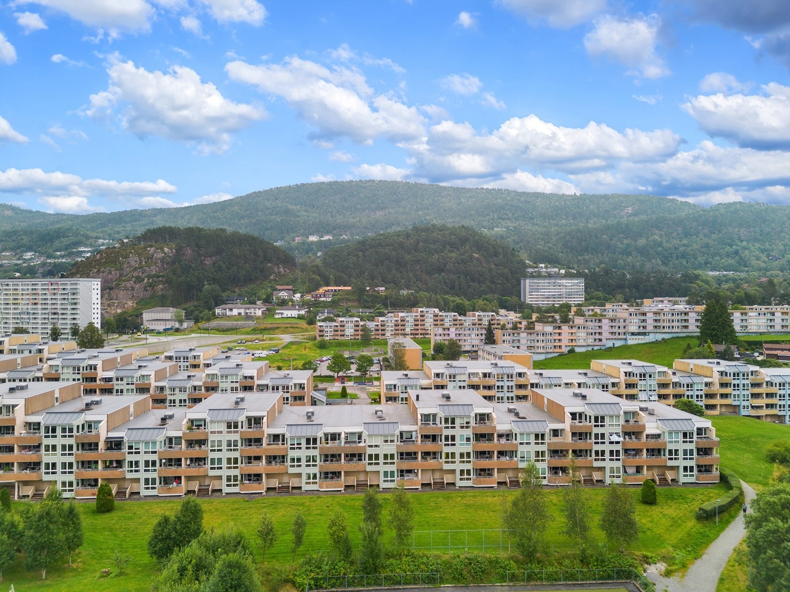 - Fra leiligheten er det kort gangavstand til flere skoler og barnehager - Galleribilde