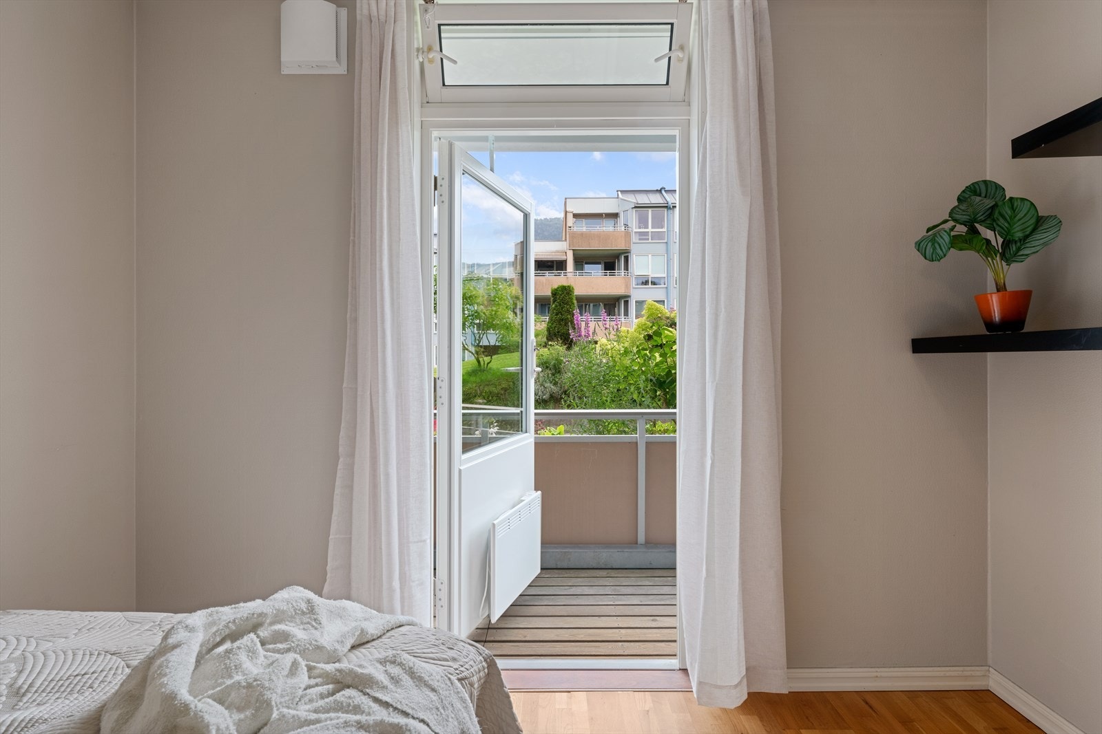 - Soverom 1 måler 8,1m² og har tilkomst til leilighetens andre balkong - Galleribilde