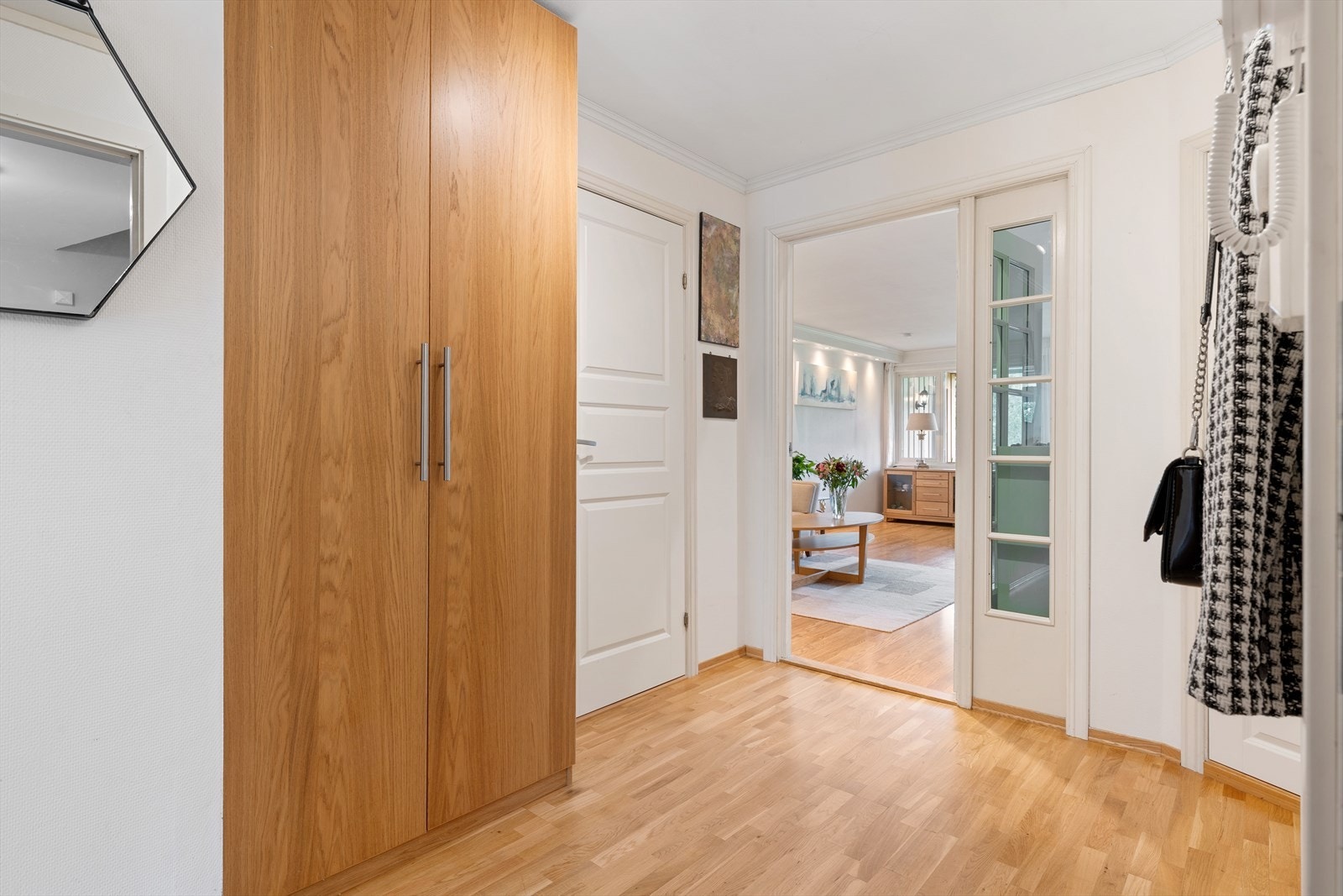 - Hallen er stor og romslig med gode oppbevaringsmuligheter - Galleribilde