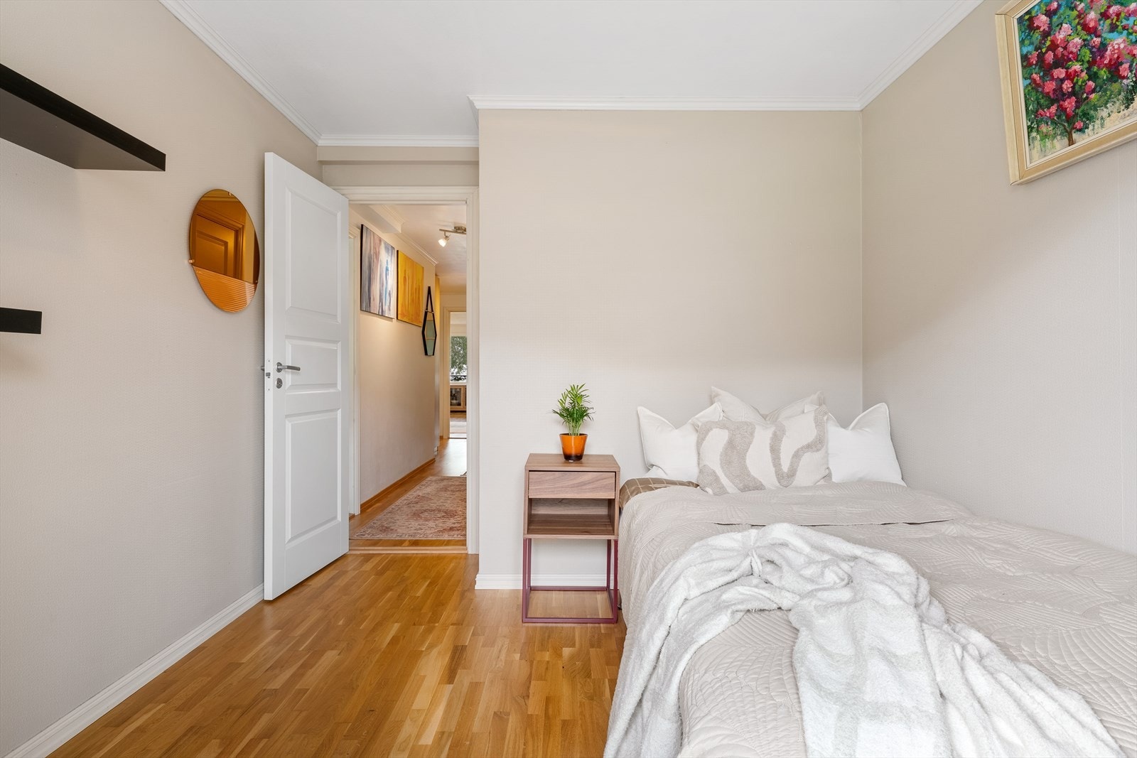 - Her har du god plass til seng og øvrig møblement - Galleribilde