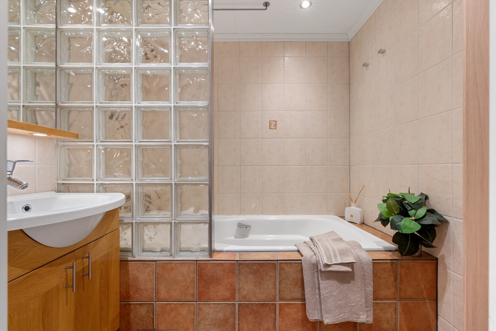 - Badet måler 3,4m² og har behagelig gulvvarme - Galleribilde