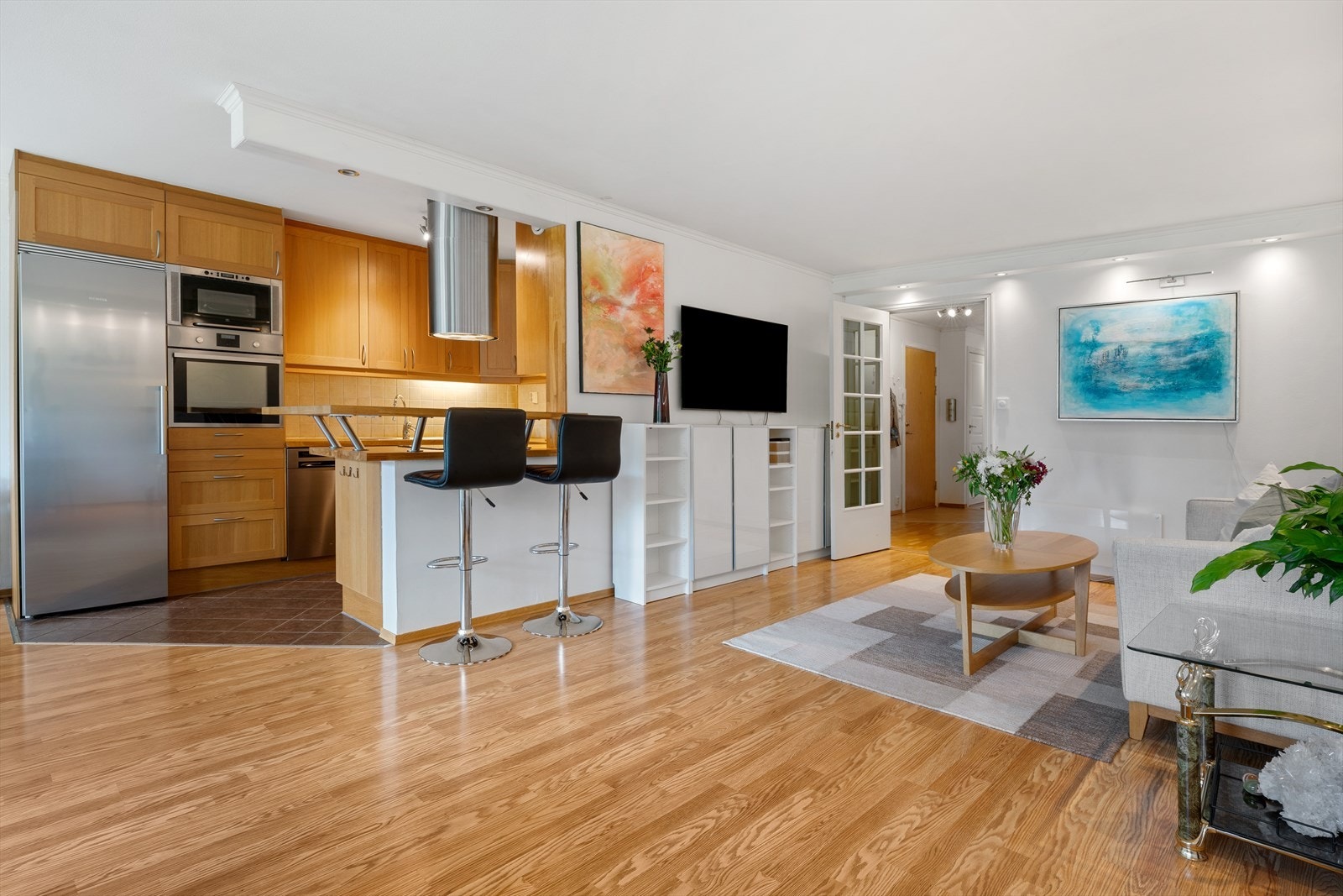 - Leiligheten måler hele 92 m² og inneholder entré/gang, stue/kjøkken, bad, toalett, vaskerom, 2 soverom, bod og garderobe - Galleribilde