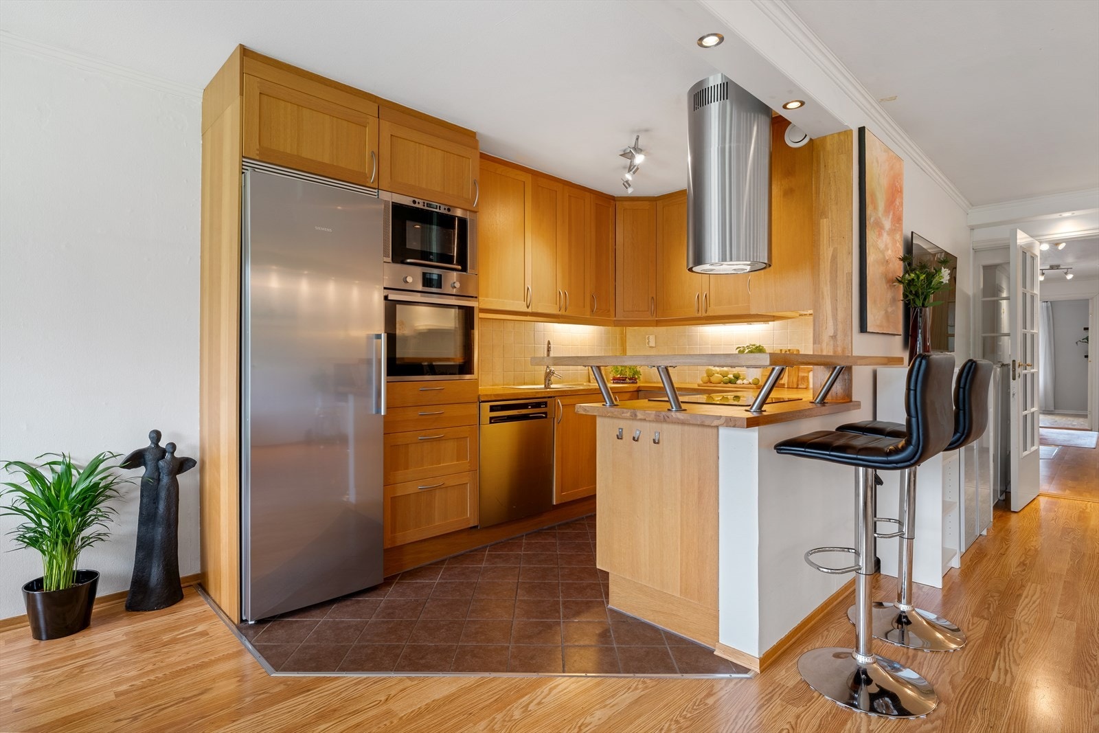 - Kjøkkenet har kjøkkeninnredning med profilerte fronter og benkeplate av tre - Galleribilde