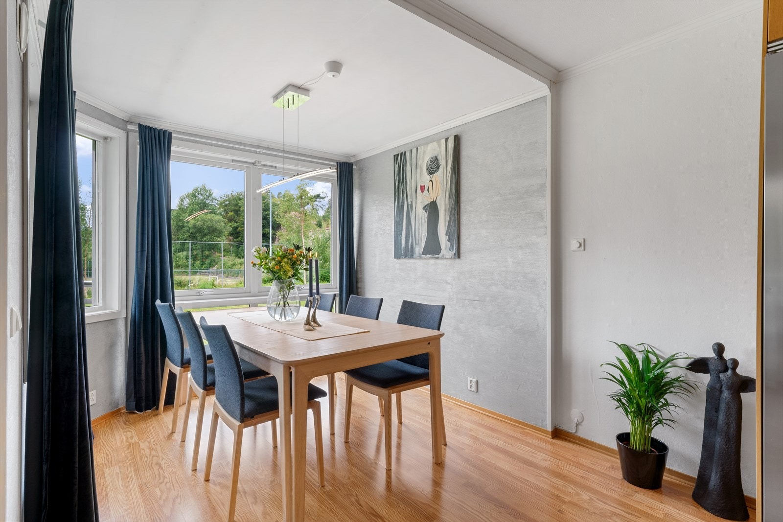 - De store vindusflatene sørger for rikelig med lys i spisestuen - Galleribilde