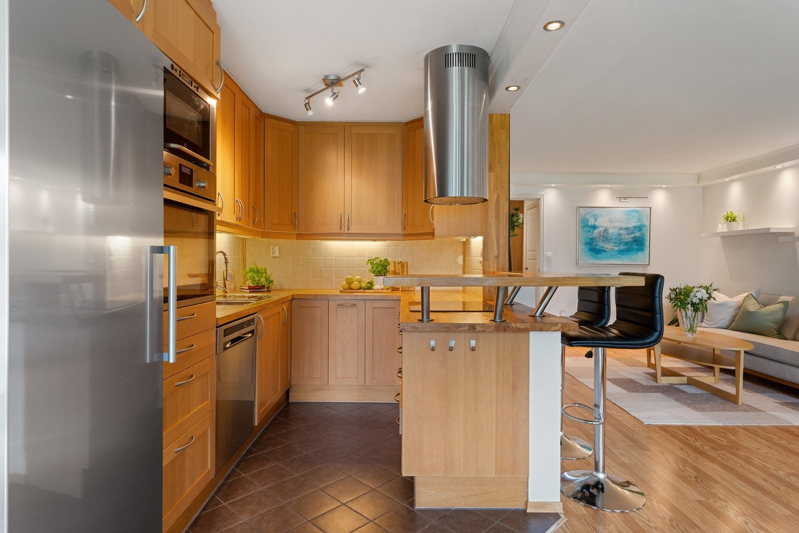 - Kjøkkenet er godt utstyrt med integrert stekeovn, platetopp og mikrobølgeovn - Galleribilde