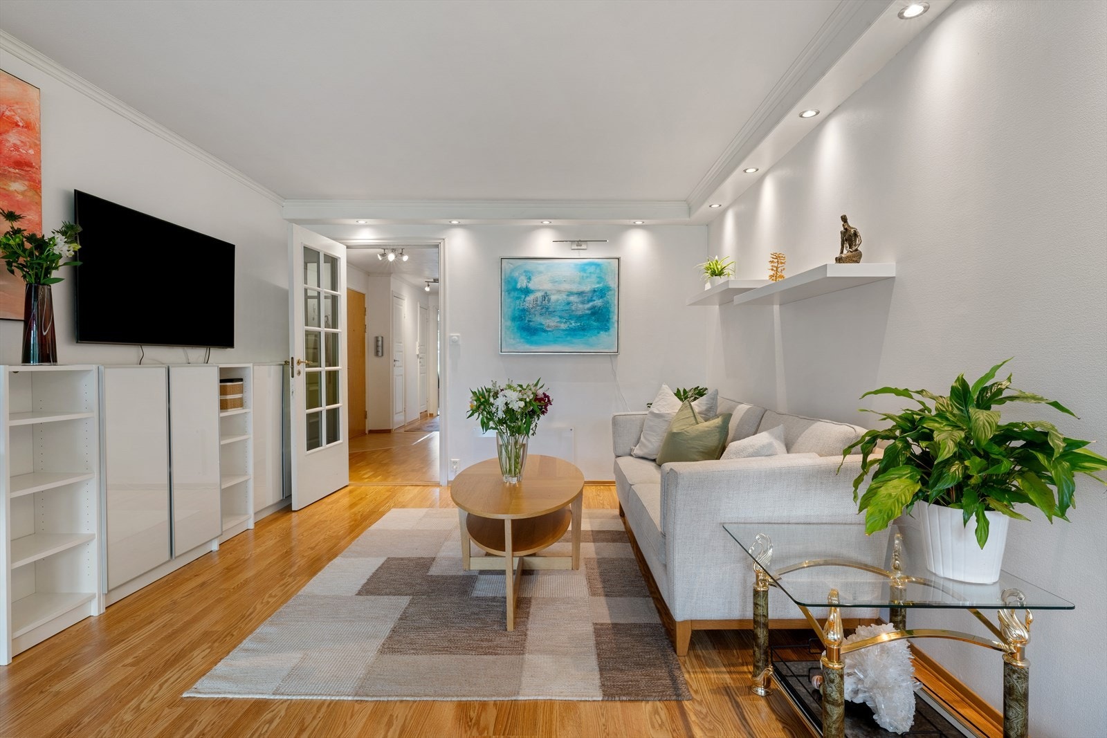 - Her har du rikelig med plass til både sofa og tilhørende medialøsning - Galleribilde