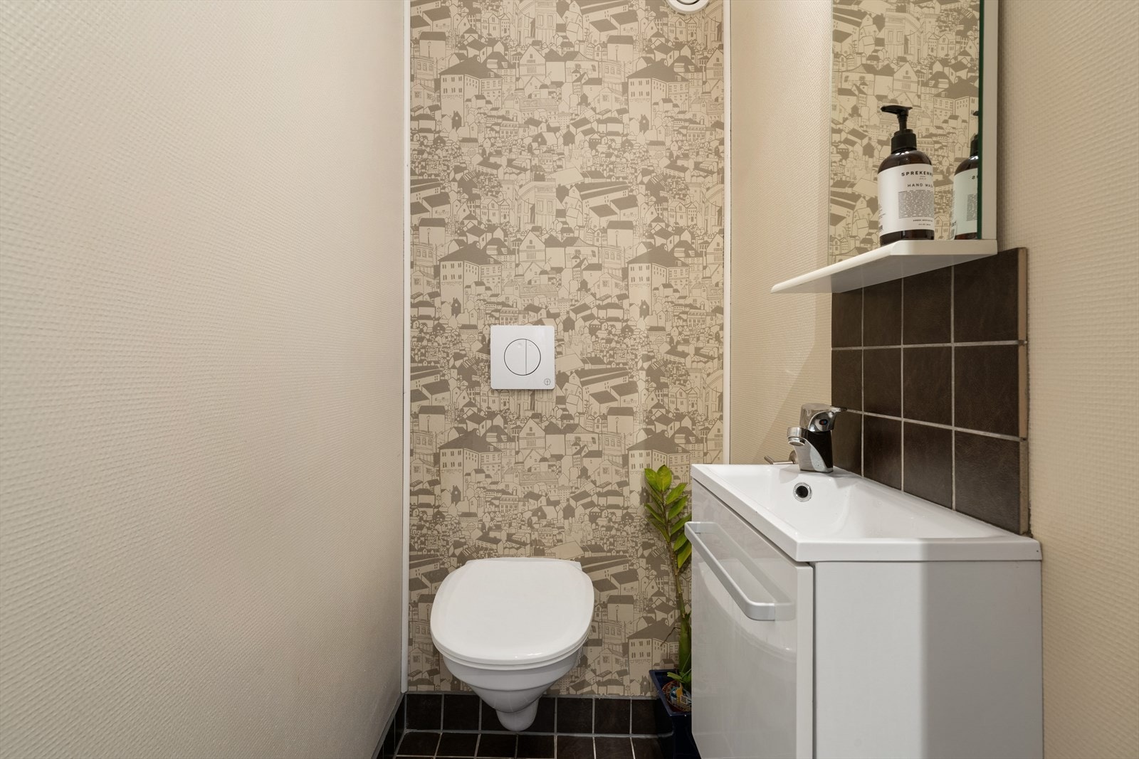 - Separat wc-rom med toalett og servant - Galleribilde