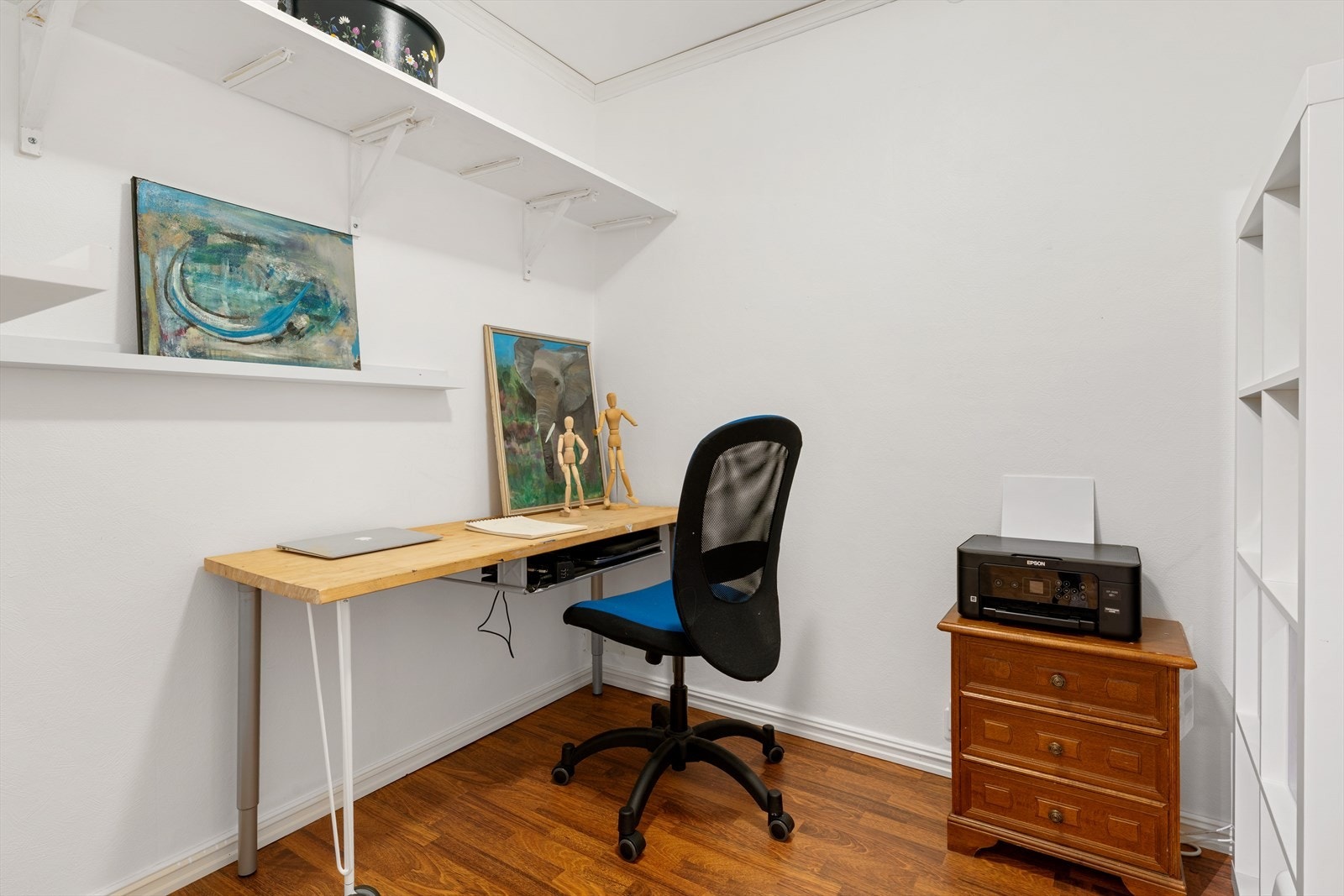 - Kontor/bod måler 4,9m². Innred etter ønske og behov - Galleribilde