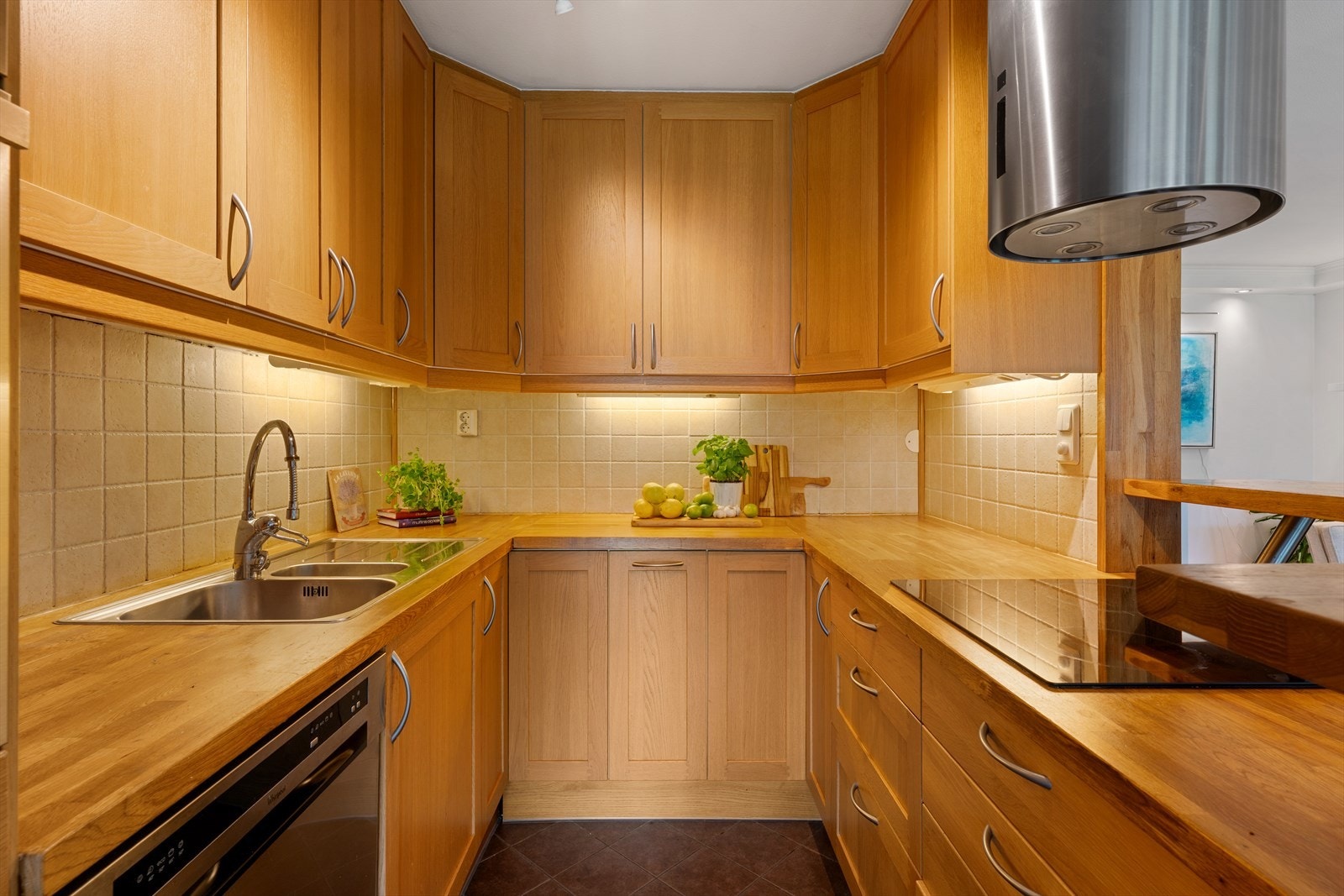 - Merk de takhøye skapene som gir meget godt med oppbevaringsplass - Galleribilde