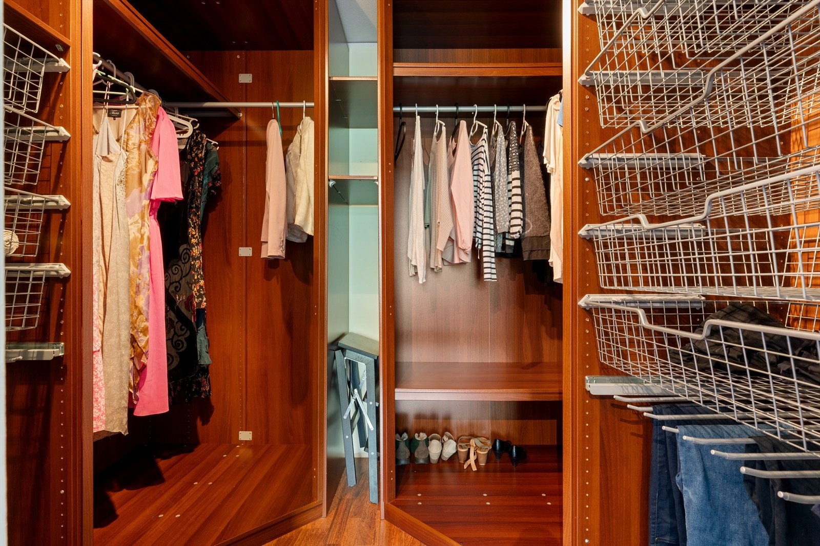 - Walk-in closet er en stor drøm for mange! Et helt rom kun for garderoben, godt organisert i hyller og skap - Galleribilde