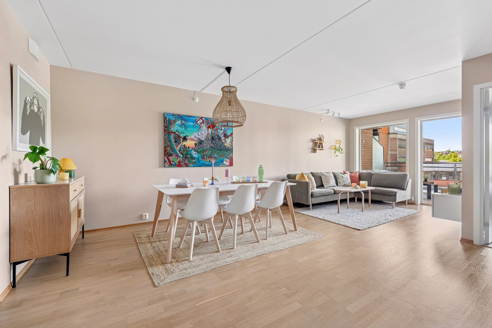 Kaja Olsen v/DNB Eiendom har gleden av å presentere en lys og moderne 4-roms med sentral, men samtidig tilbaketrukket beliggenhet, i populære og barnevennlige Konfektfabrikken Galleribilde