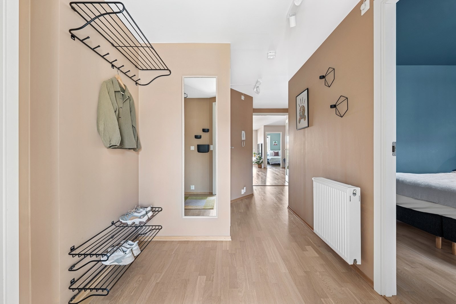 En lys og innbydende entré ønsker deg velkommen inn i denne flotte leiligheten! I entréen har du god plass til å henge fra deg sko- og yttertøy Galleribilde
