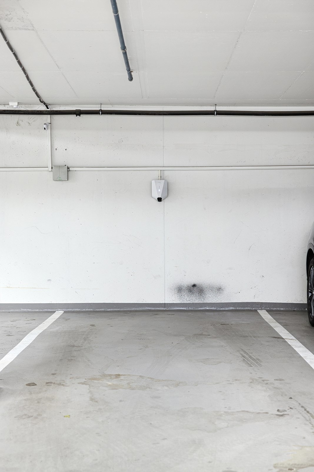 Garasjeplass med opplegg for el medfølger boligen ved salg. Det er enkel heisadkomst til garasjeplassen Galleribilde