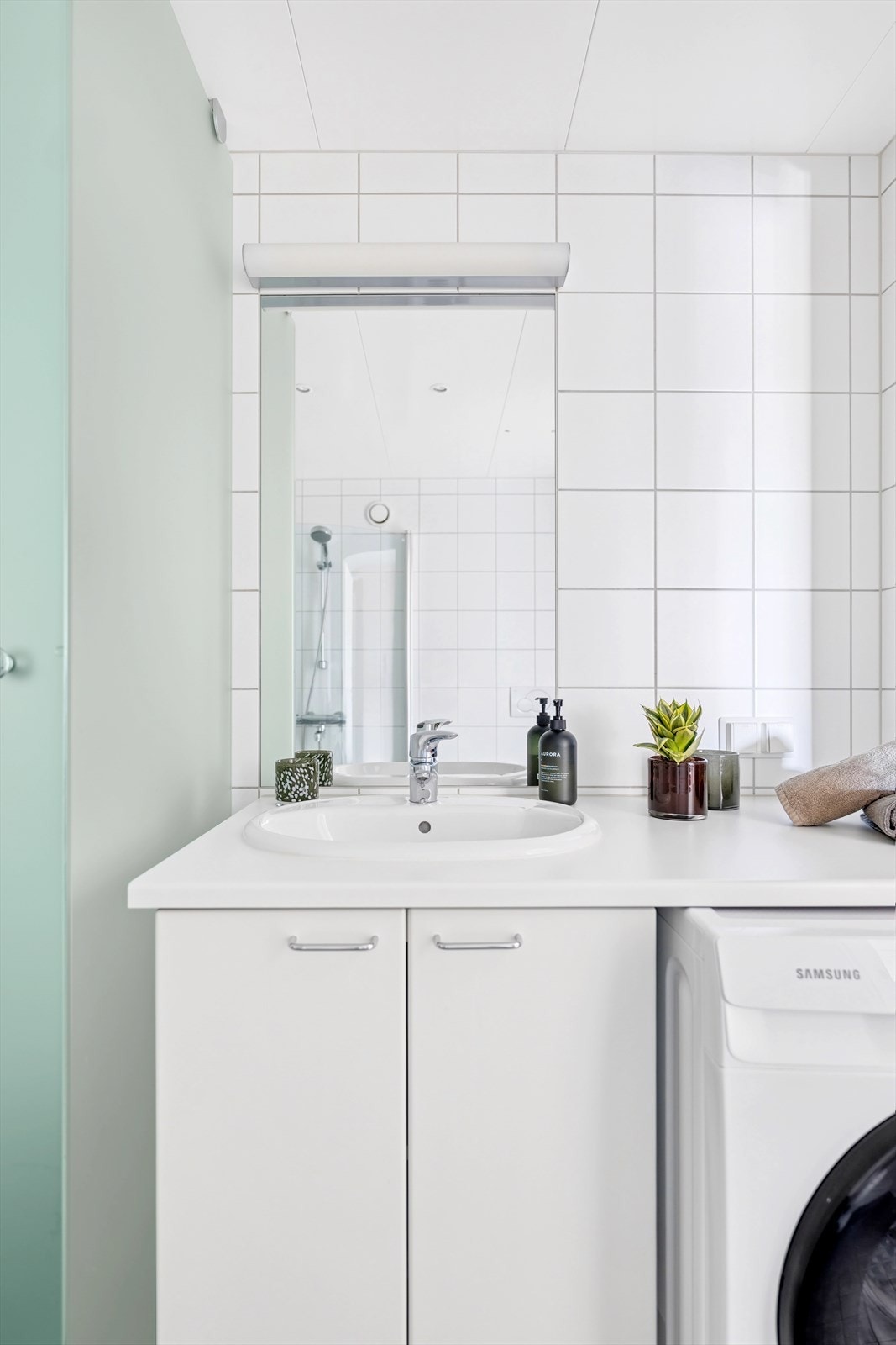 Her er det varmekabler i gulvet, samt et praktisk tørkeskap og opplegg for vaskemaskin Galleribilde