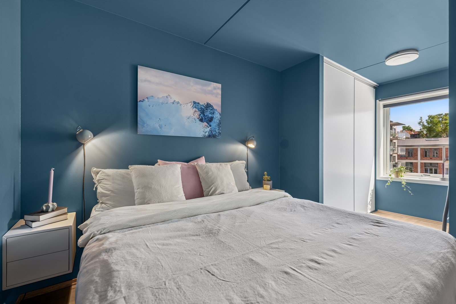 Hovedsoverommet er av romslig størrelse med god plass til dobbeltseng, nattbord og tilhørende møblement. Rommet er malt i en lun blåfarge, perfekt for en god natts søvn Galleribilde